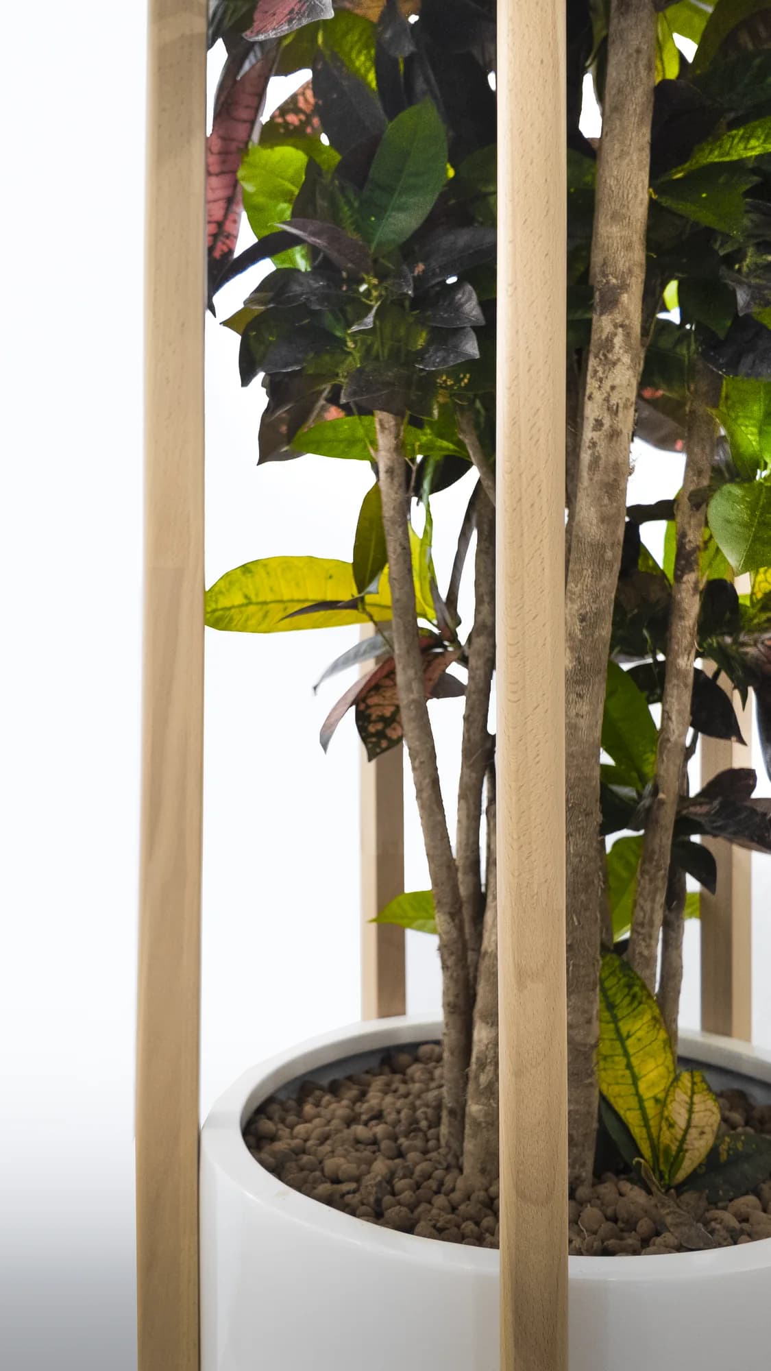 Arbre à manteaux XL, vue rapprochée du bac et de la base des tasseaux de bois